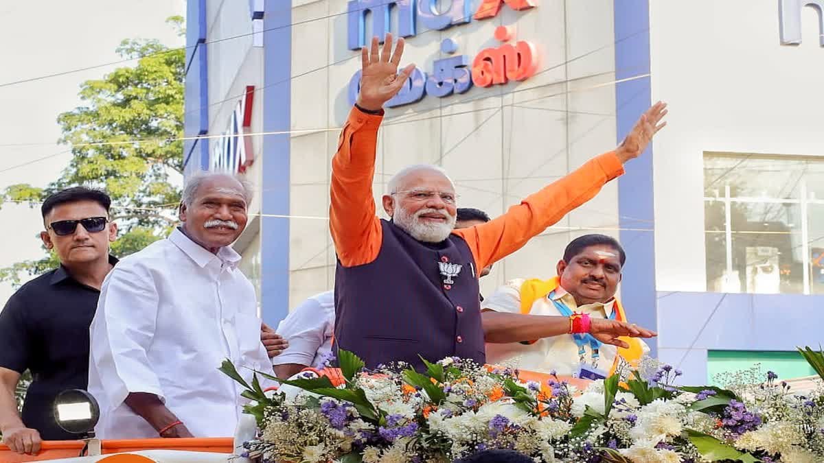 प्रधानमंत्री मोदी ने पुडुचेरी में रोड शो किया, राजग को वोट देने की अपील की