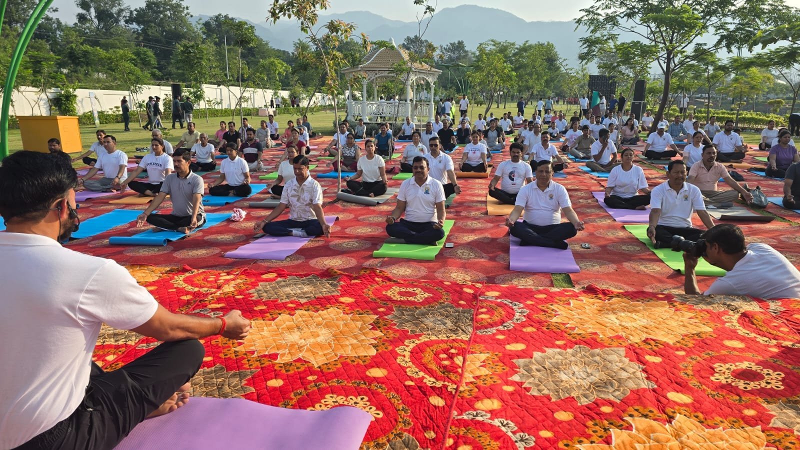 देहरादून में अंतरराष्ट्रीय योग दिवस पर उमड़ा जनसैलाब, सिटी फॉरेस्ट पार्क में 1000 से अधिक लोगों ने किया सामूहिक योग