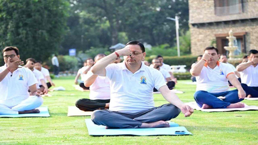 मुख्यमंत्री धामी ने किया योगाभ्यास, स्वस्थ जीवनशैली अपनाने का किया आह्वान