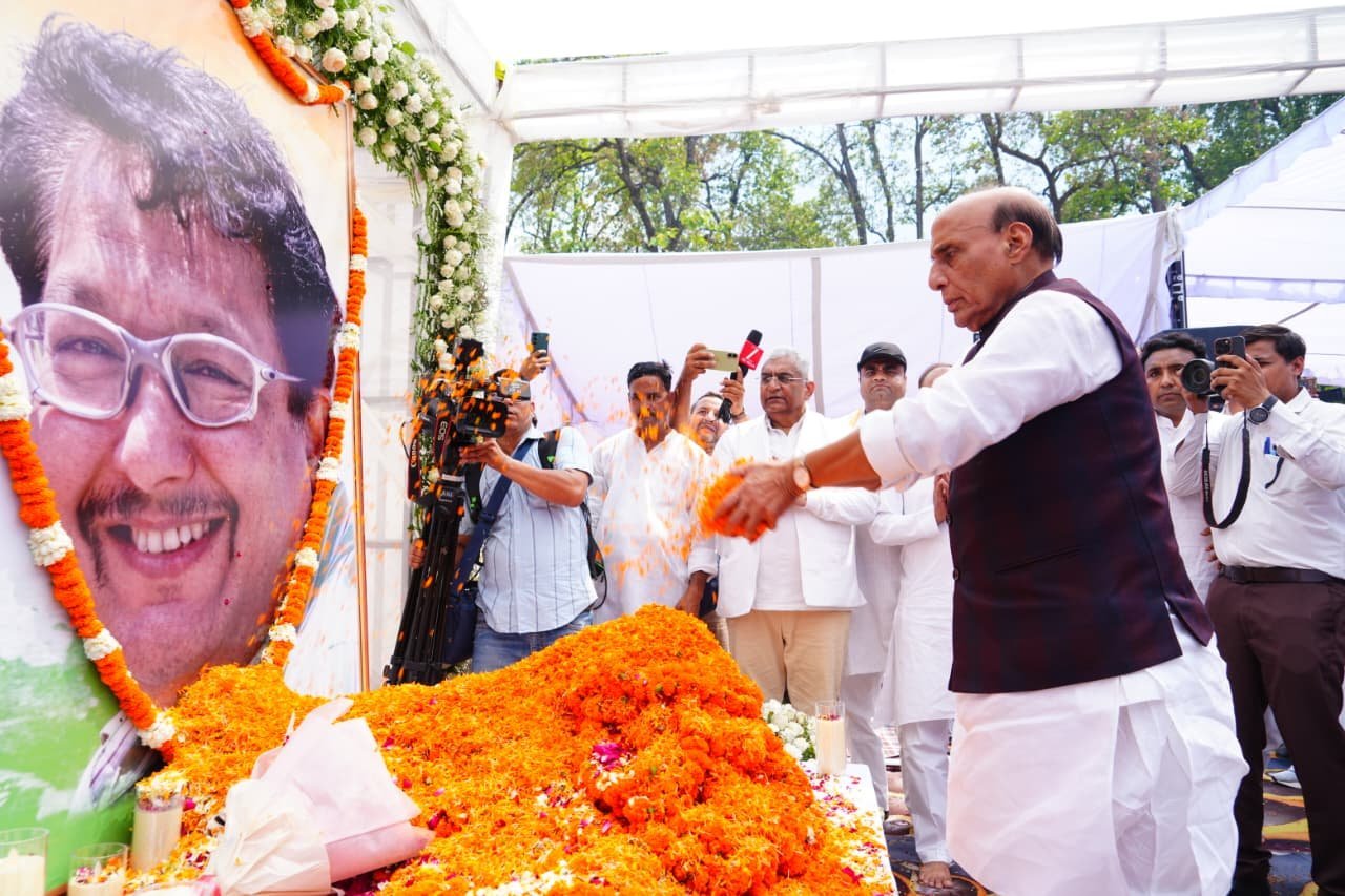 रक्षा मंत्री राजनाथ सिंह ने दी पद्मश्री स्व. जसपाल राणा को श्रद्धांजलि, त्रयोदशी संस्कार में हुए शामिल