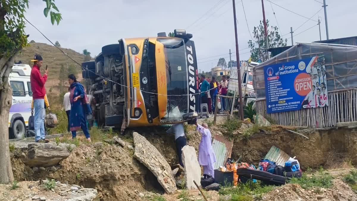 उत्तराखंड में भीषण सड़क हादसा, केदारनाथ धाम जा रही यात्रियों से भरी बस पलटी, 5 यात्री घायल